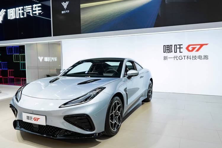 广州18哪吒汽车在智能汽车领域的表现，领途汽车在新能源汽车市场中的影响力